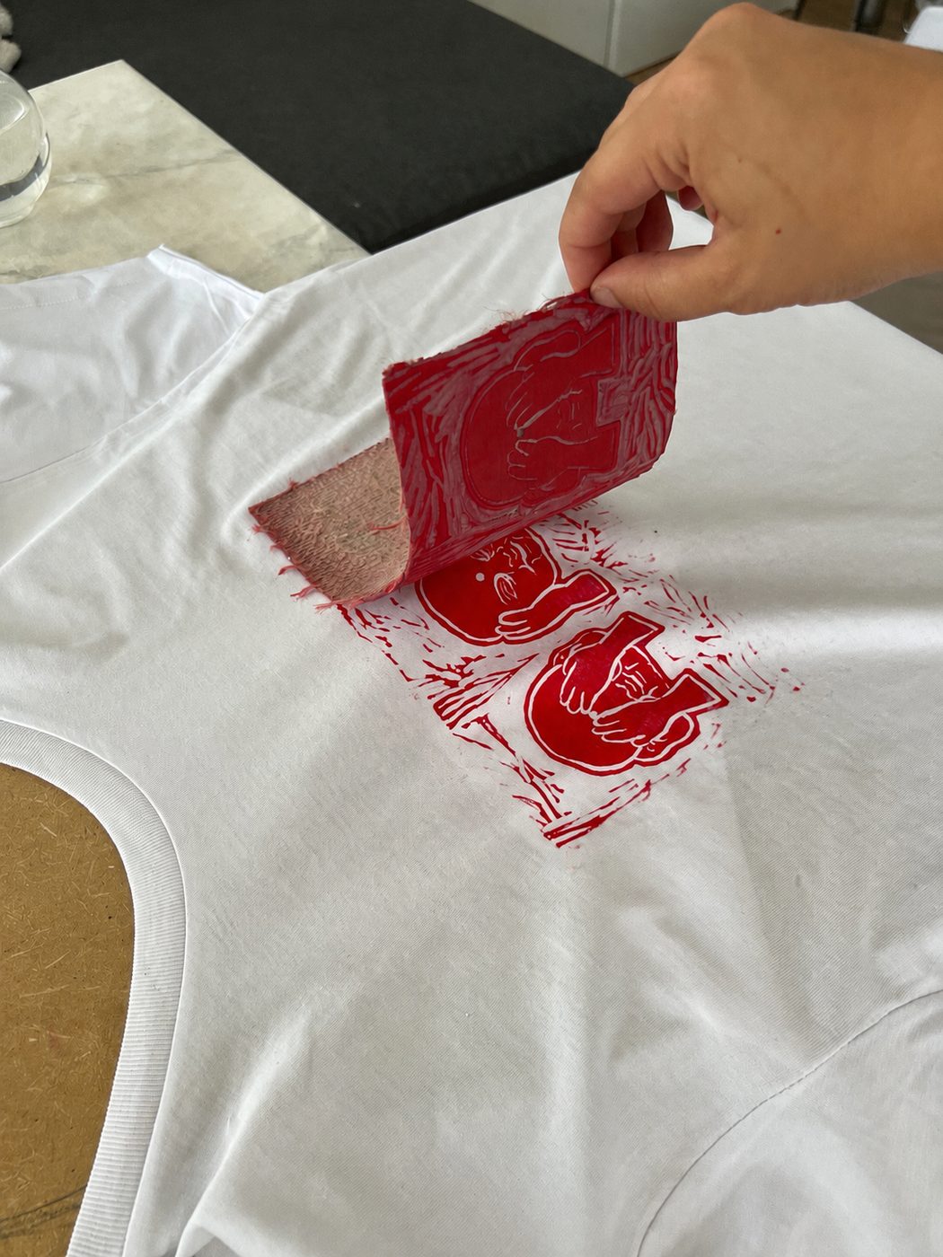 Levantando el bloque de la camiseta y revelando el estampado
