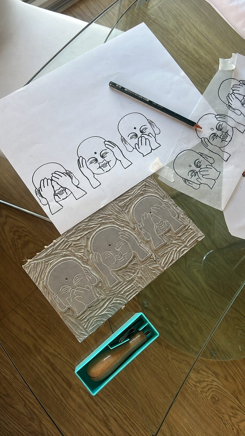 El dibujo original junto al bloque de linóleo ya tallado y la gubia